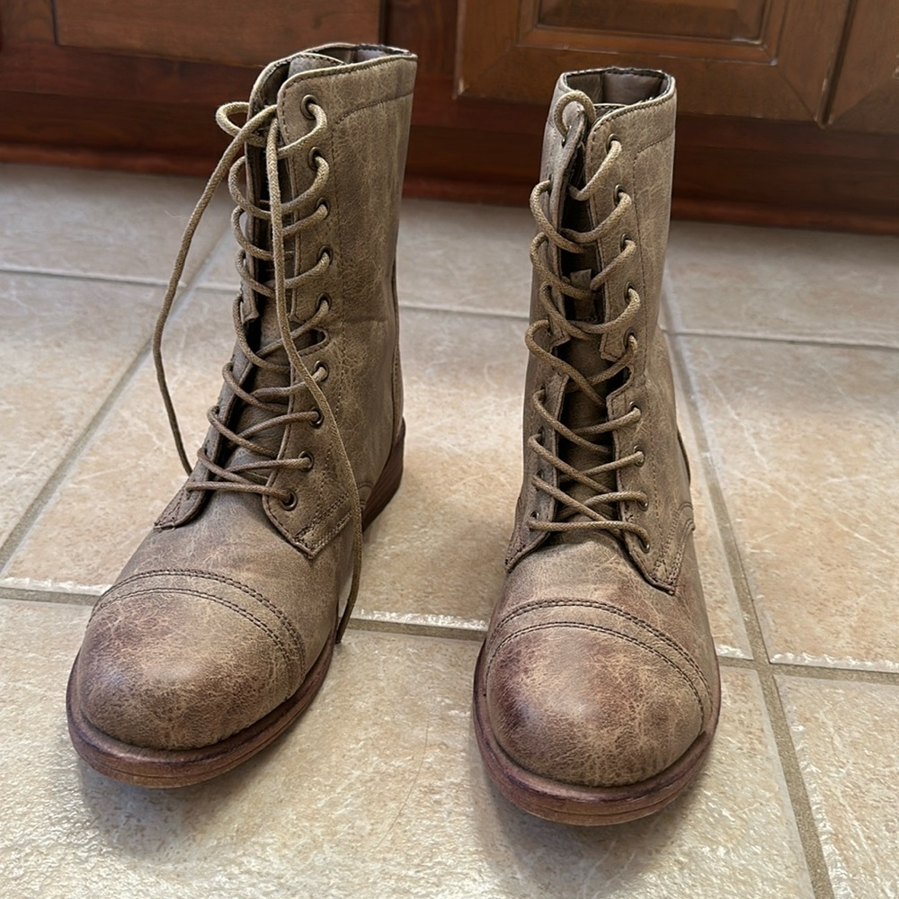 ETC! Light brown boots size 8/9